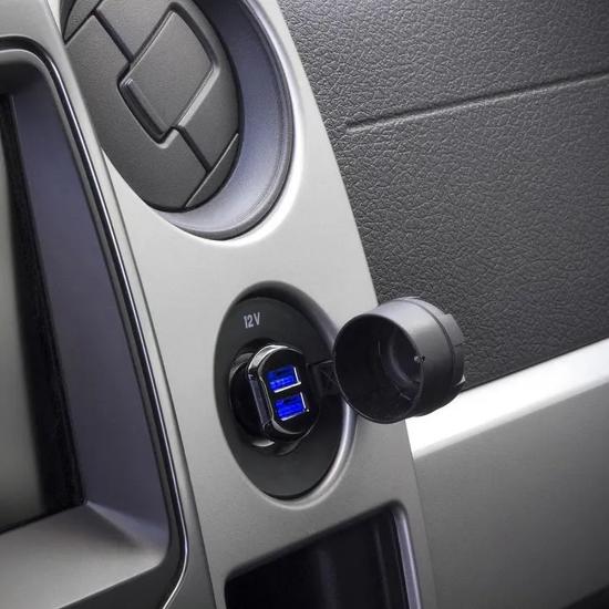 Auto punjač SCOSCHE ReVolt Dual, 2xUSB 12W, malih dimenzija