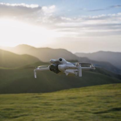 Dron DJI Mini 4 Pro, 4K kamera, 3-axis gimbal, vreme leta do 34min, daljinski upravljač, beli