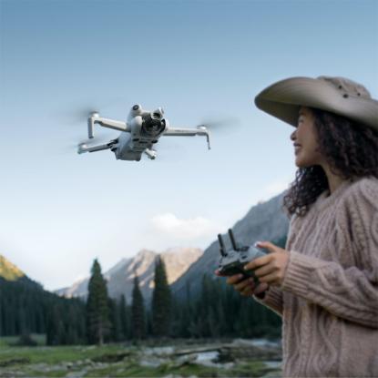 Dron DJI Mini 4 Pro, 4K kamera, 3-axis gimbal, vreme leta do 34min, daljinski upravljač, beli
