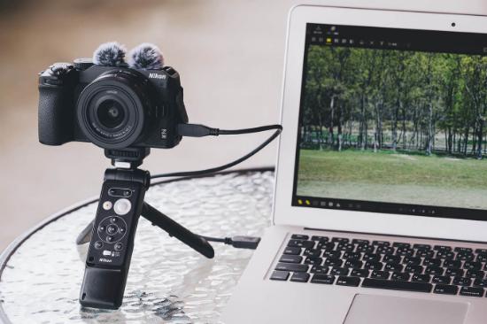 Digitalni fotoaparat NIKON Z30 Vlogger Kit, 20,9 Mp, DX CMOS senzor, 4K Ultra HD, crni