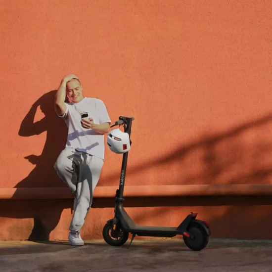 Električni skiro XIAOMI Electric Scooter 4 Lite (2nd Gen), autonomija do 25km, hitrost 25km/h, kolesa 10˝