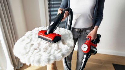 sesalnik BOSCH BBS711ANM, bežični, palčni, zglobni, 18 V, Unlimited 7 ProAnimal, rdeči