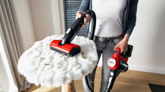 sesalnik BOSCH BBS711ANM, bežični, palčni, zglobni, 18 V, Unlimited 7 ProAnimal, rdeči