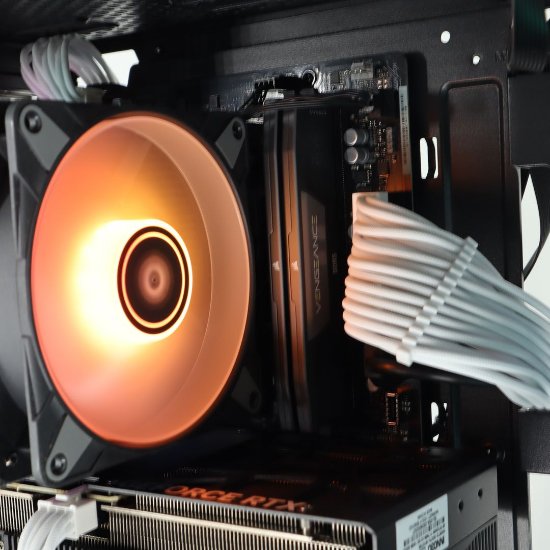 PREDNAROČILO - Računalnik EPOCH Triton / Core Ultra 5 245K, 32GB DDR5, 2TB SSD NVMe, nVidia GeForce RTX 5060 Ti 16GB, WiFi, Windows 11, črn