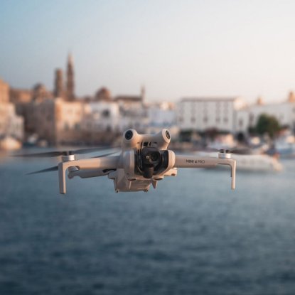 Dron DJI Mini 4 Pro, 4K kamera, 3-osni gimbal, čas letenja do 34 minut, daljinski upravljalnik DJI RC 2, bela barva