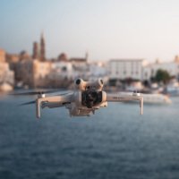 Dron DJI Mini 4 Pro, 4K kamera, 3-axis gimbal, vreme leta do 34min, daljinski upravljač, beli