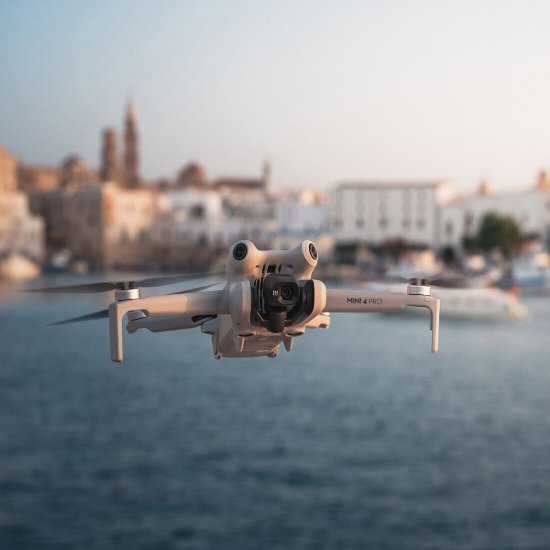 Dron DJI Mini 4 Pro, 4K kamera, 3-axis gimbal, vreme leta do 34min, daljinski upravljač, beli