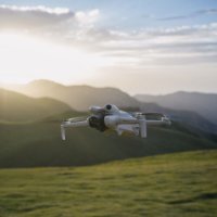 Dron DJI Mini 4 Pro, 4K kamera, 3-axis gimbal, vreme leta do 34min, daljinski upravljač, beli