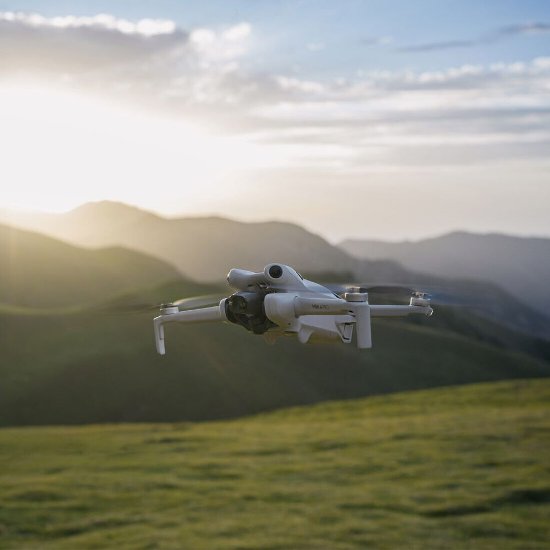 Dron DJI Mini 4 Pro, 4K kamera, 3-osni gimbal, čas letenja do 34 minut, daljinski upravljalnik DJI RC 2, bela barva