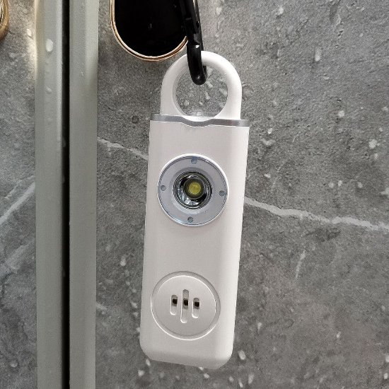 Osobni alarm ARIZA 2004, privjesak, LED svjetlo, punjiva baterija, bijeli