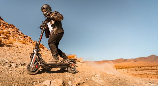 Električni romobil SEGWAY Ninebot KickScooter GT3 Pro E, autonomija do 138km, brzina 25km/h, kotači 11˝, crni