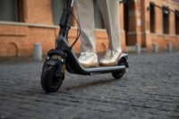 Električni romobil SEGWAY Ninebot KickScooter E2 E II, autonomija do 25km, brzina 20km/h, kotači 8,1˝, crni